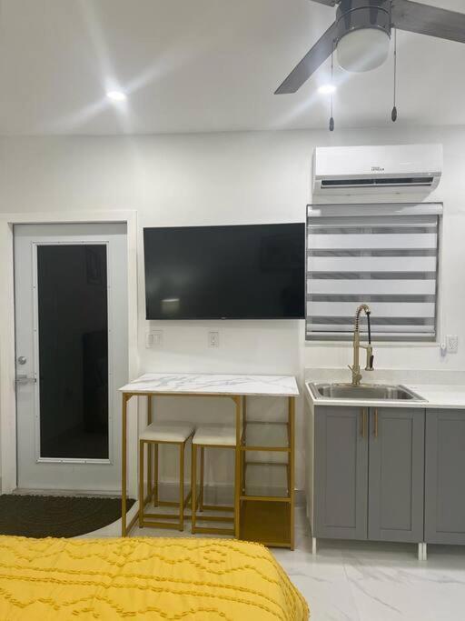 Stunning Deluxe Studio Hialeah Exterior photo