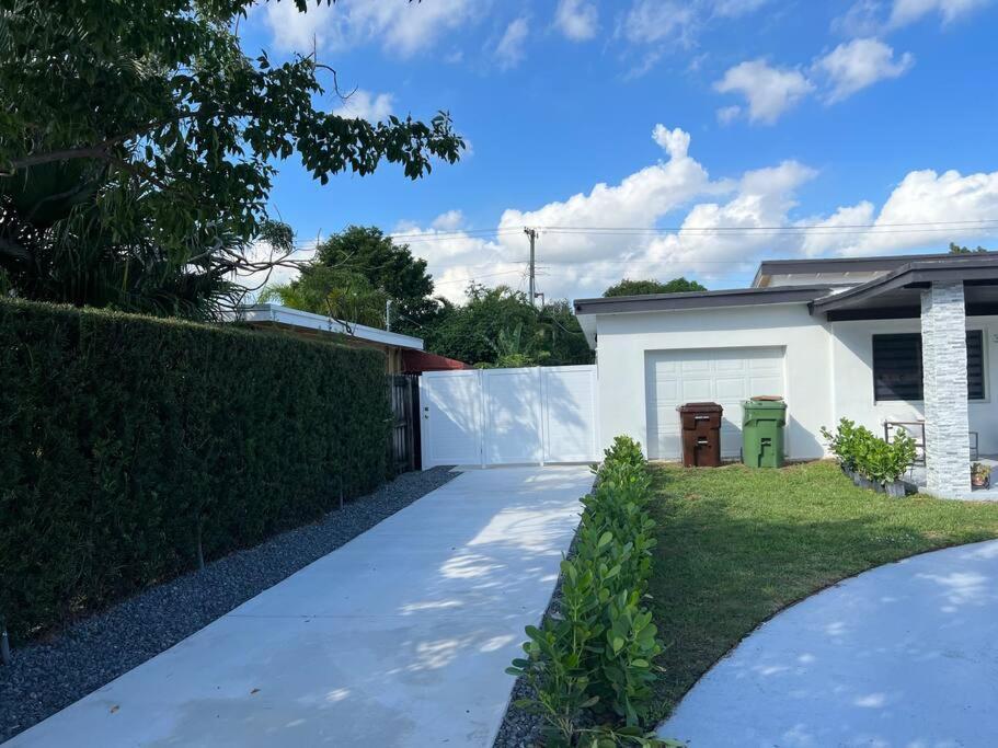Stunning Deluxe Studio Hialeah Exterior photo